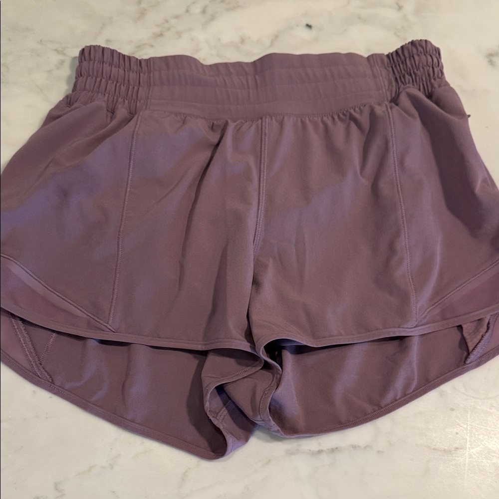 Lululemon Women’s Lined Hotty Hot 2.5 Shorts in Mauve- like new